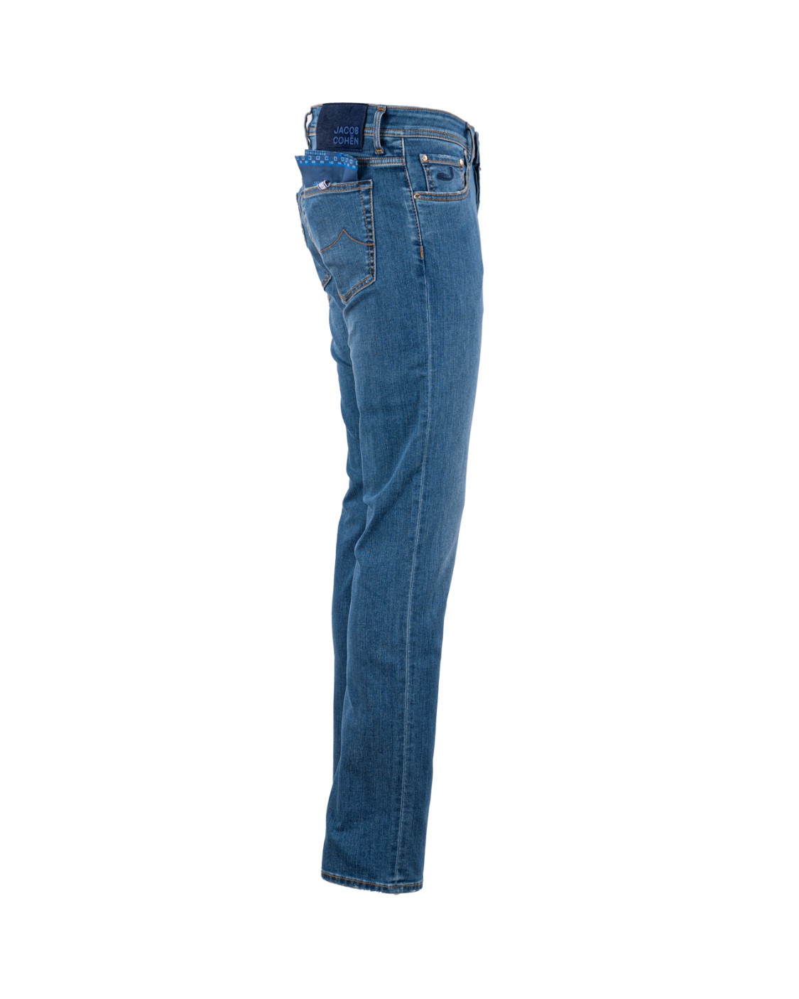 shop JACOB COHEN  Jeans: Jacob Cohen jeans "Nick" super stretch blu medio.
Slim fit.
Denim super stretch blu medio con lavaggio a enzimi, sabbiatura a mano, abrasioni e texture morbida.
Modello a cinque tasche con logo ricamato sul taschino.
Vita bassa.
Passanti al punto vita.
Chiusura con bottoni.
Bottone dalla forma conica smaltato blu viola con logo inciso.
Patta interna ricamata con nome del pantalone e citazione del fondatore.
Salpa in cavallino blu con logo in ecopelle ricamato in posizione asimmetrica.
Include bandana con stampa Elegance e rocchetto di filo.
Profumati con l’esclusiva fragranza Jacob Cohën.
Composizione: 92% cotone, 6% elastomultiestere, 2% elastan.
Made in Italy.. S3823 NICK-918D number 7528151